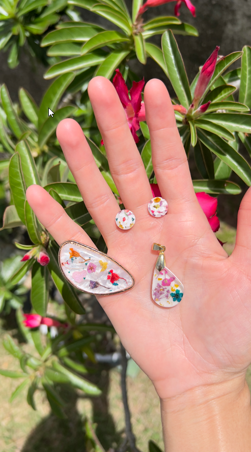 Joias Tons - Par de Brincos, Anel e Pingente em Resina com Flores Reais - Imagem 9